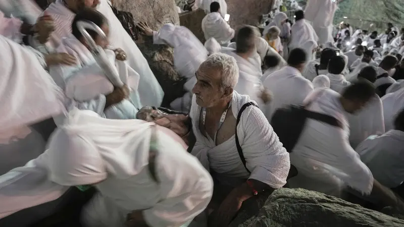 jemaah haji panjatkan doa di Jabal Rahmah