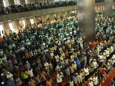 Sejumlah umat muslim melaksanakan salat Jumat di Masjid Istiqlal, Jakarta Pusat, Jumat (23/6). Umat muslim memadati masjid Istiqlal menunaikan salat Jumat terakhir pada bulan Ramadan 1438 H. (Liputan6.com/Helmi Afandi)