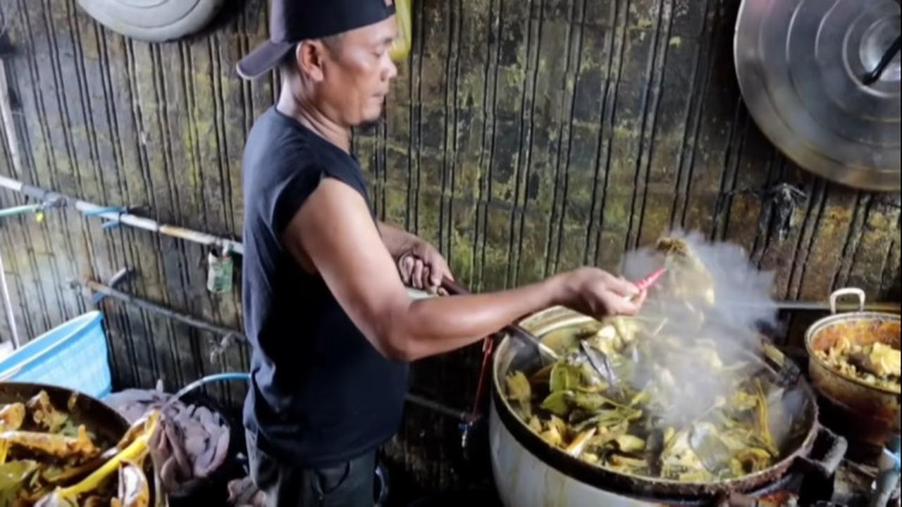 Pria Ini Sukses Jualan Ayam Kampung Goreng dalam Sehari Habiskan 400 Ekor dan Omzet Rp70 Juta