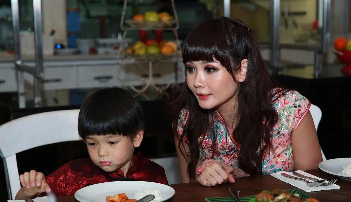 Tidak sekedar sukaria dan makan-makan, sejak kecil, ia diajarkan untuk selalu menabung saat Imlek. Jadi angpao tidak habis (Deki Prayoga/Bintang.com)