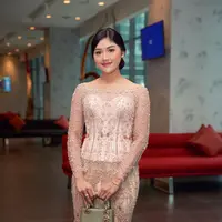 Lihat di sini tampilan Erina Gudono dalam balutan Kebaya dan tas branded. @erinagudono.