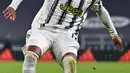 Gelandang Juventus, Weston McKennie mengontrol bola saat bertanding melawan Cagliari pada pertandingan lanjutan Liga Serie A Italia di stadion Juventus di Turin (21/11/2020). Juventus menang atas Cagliari 2-0. (AFP/Miguel Medina)