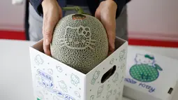 Melon bergambar Hello Kitty ditawarkan di toko online dan telah dibungkus dalam kotak layaknya sebagai hadiah yang menarik, Tokyo, Jepang, Kamis (23/6). (REUTERS / Toru Hanai)