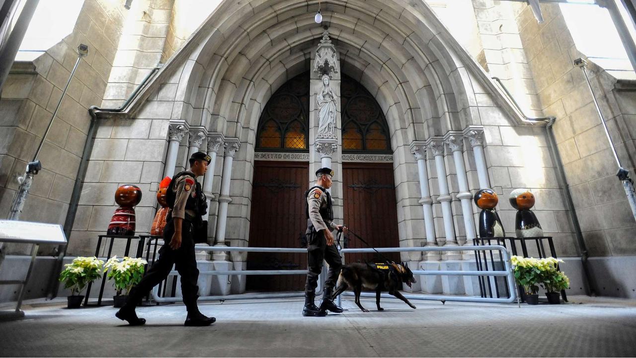 Pengamanan ketat Gereja Katedral Jakarta jelang Natal
