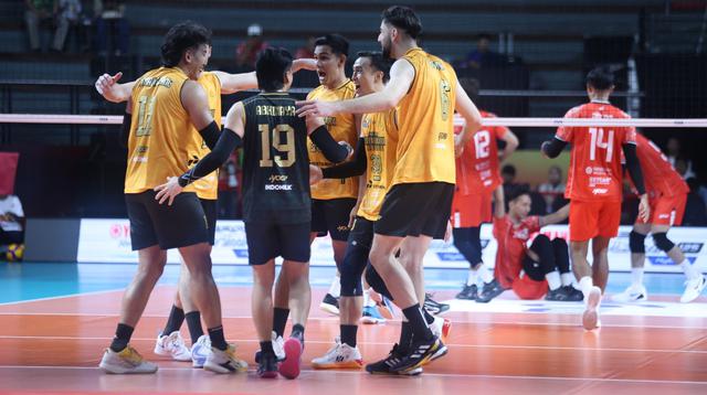 Para pemain Jakarta Bhayangkara Presisi berselebrasi usai mencetak poin pada pertandingan final four Proliga 2026 saat melawan Surabaya Samator yang digelar di Jawa Pos Arena, Surabaya, Kamis (2/4/2026). (Dok. PBVSI)