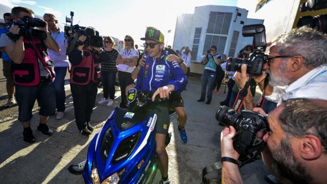 Gaya Rossi dan Marquez pamer motor matic di Valencia