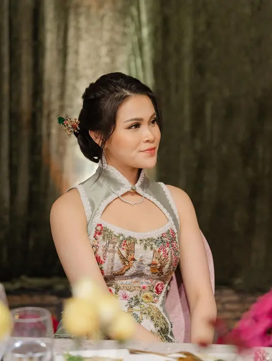 Di hari bahagia itu, Chen Giovani terlihat cantik dengan makeup natural berrnuansa coral [@chengiovanis]