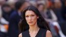 Bella Hadid di Paris Fashion Week 2022. (Foto: Vianney Le Caer/Invision/AP)