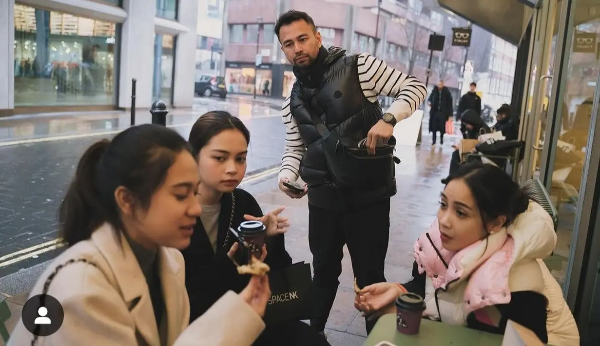 Dalam unggahannya, Nagita Slavina membagikan 6 momen keseruan bersama Azizah Salsha dan Shamara. Mereka sedang asik 'nongkrong' di coffee shop. [Instagram/raffinagita1717]