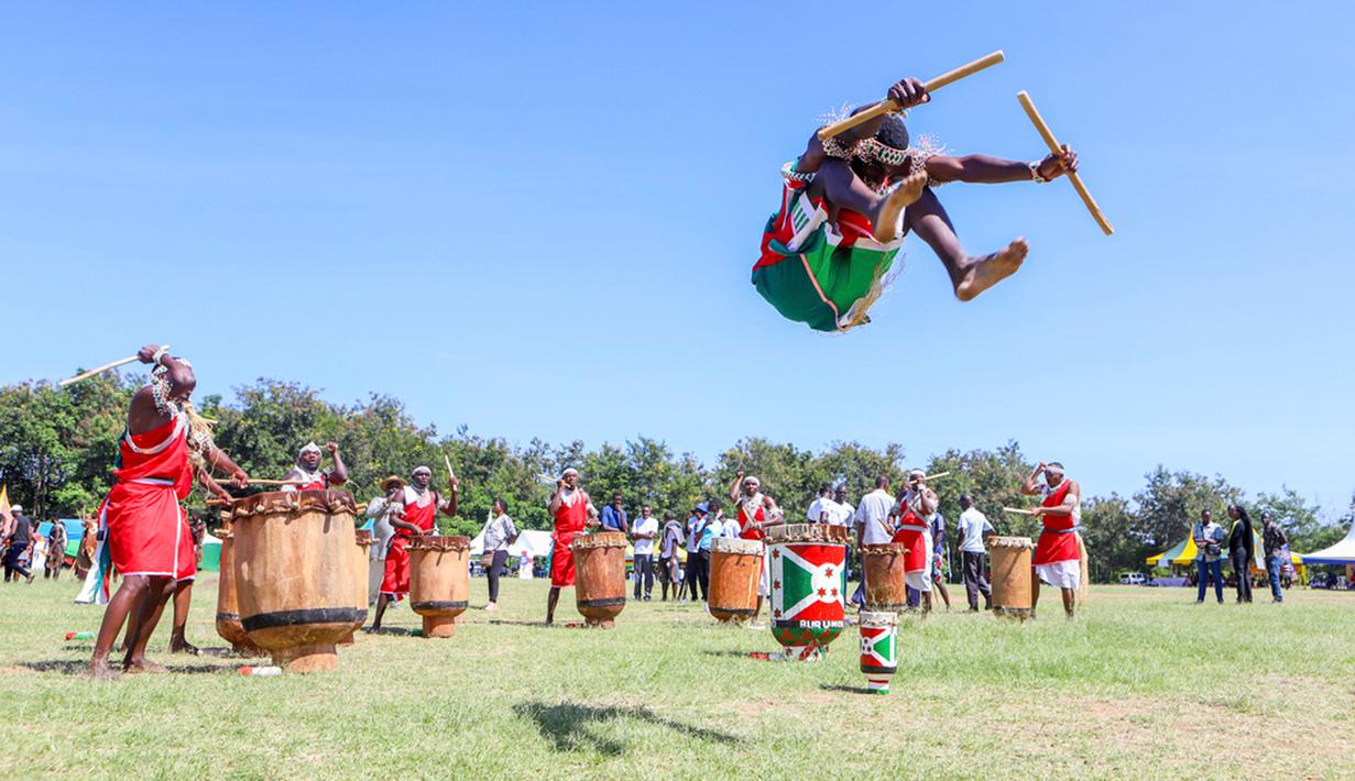 Festival Rusinga adalah perayaan dua hari tahunan budaya masyarakat Abasuba di Kenya. Festival ini diselenggarakan pada hari Kamis dan Jumat terakhir sebelum Natal di Pulau Rusinga. (AP Photo)