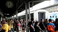 Pemudik masih terus memadati Stasiun Senen, Jakarta Pusat. Sementara itu, rekam perjalanan mudik Anda dan dapatkan THR bagi video terbaik.