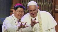 Kardinal Luis Antonio Tagle disebut-sebut sebagai calon kuat pengganti Paus Fransiskus.Jika demikian, maka ia merupakan Paus pertama dari Asia. (AP/Wally Santana)