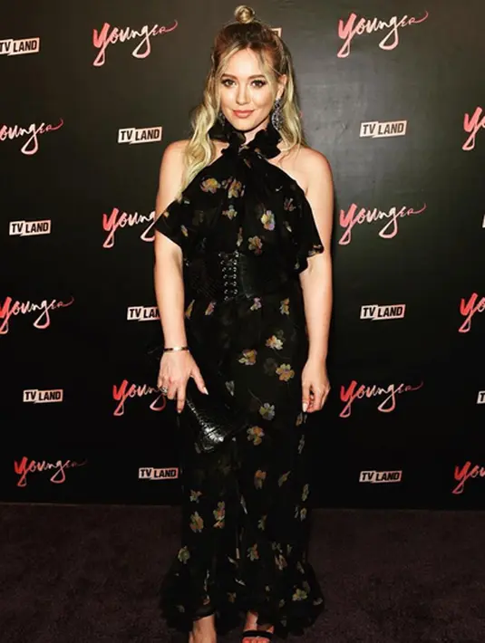 “Ini sungguh mengerikan dan membuat banyak orang kecewa, tetapi Hilary bersyukur karena keluarga, pegawai, rumah, hewan peliharan berada dalam keadaan selamat,” ujar sumber pada The Hollywood. (Instagram/hilaryduff)