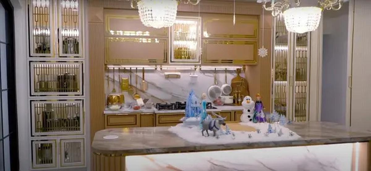 10 Potret Dapur Rumah Tasyi Athasyia, Super Canggih hingga Estetika Glamor dengan Sentuhan Putih dan Emas