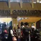 Calon penumpang KRL menumpuk di Stasiun Gondangdia, Jakarta Pusat imbas tawuran warga di Manggarai. (Anri Syaiful/Liputan6.com)