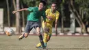 Gelandang Timnas Indonesia U-16, Rendy Juliansyah, melepas umpan saat melawan Kabomania U-17 pada laga uji coba di Stadion Atang Sutresna, Jakarta Timur, Jumat (8/9/2017). Timnas U-16 menang 6-1 atas Kabomania U-17. (Bola.com/Vitalis Yogi Trisna)