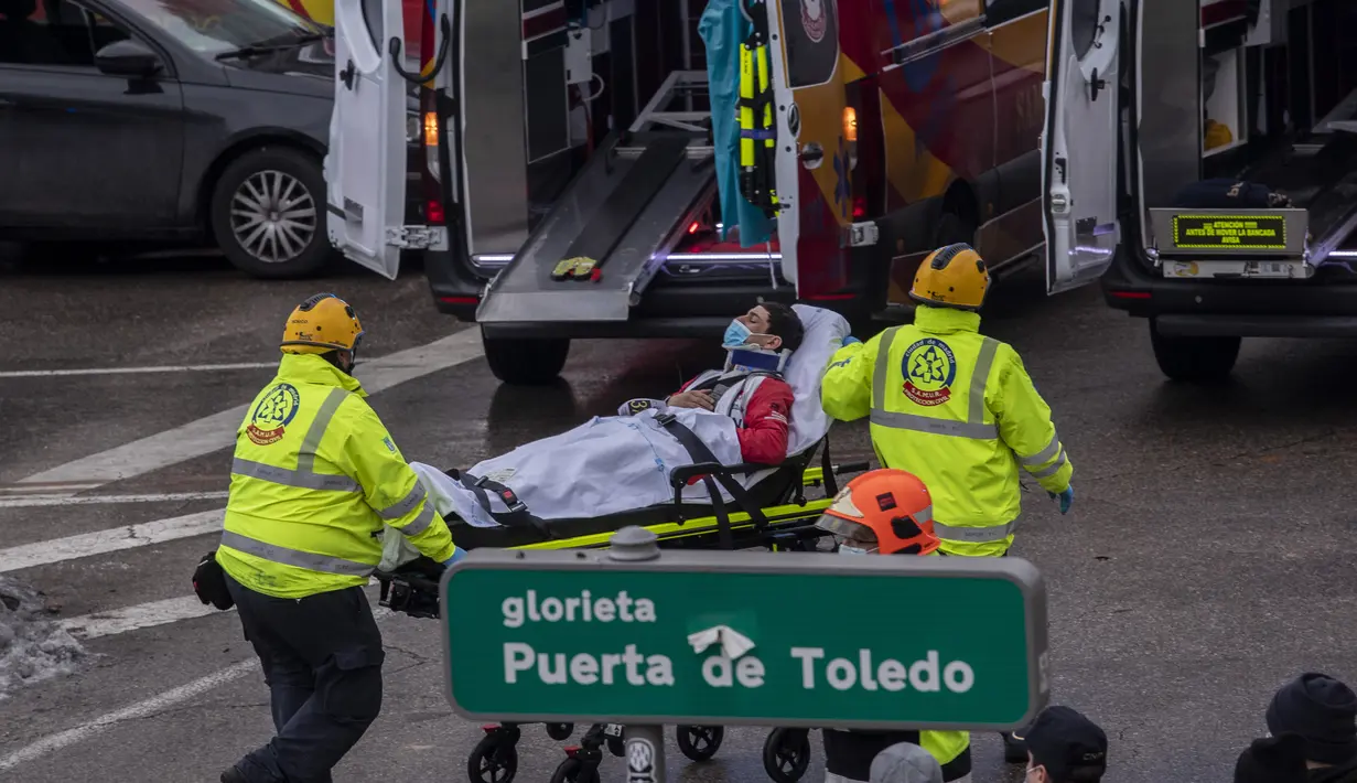 Seorang yang terluka dipindahkan dari lokasi ledakan di pusat kota Madrid, Spanyol, Rabu (20/1/2021). Sedikitnya dua orang tewas dan delapan lainnya luka-luka setelah ledakan sangat keras tersebut. (AP Photo/Bernat Armangue)