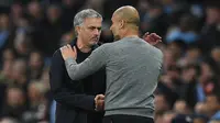 Jose Mourinho dan Pep Guardiola saat Manchester United (MU) menghadapi Manchester City di Etihad Stadium. (Paul ELLIS / AFP)