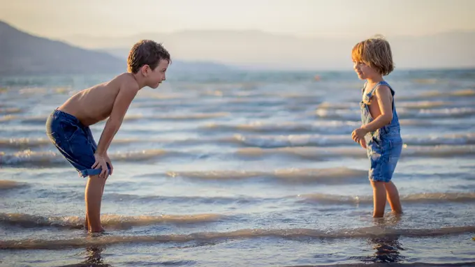 Ajarkan mereka tentang apa yang akan terjadi, mulai dari kehamilan hingga persiapan kelahiran.