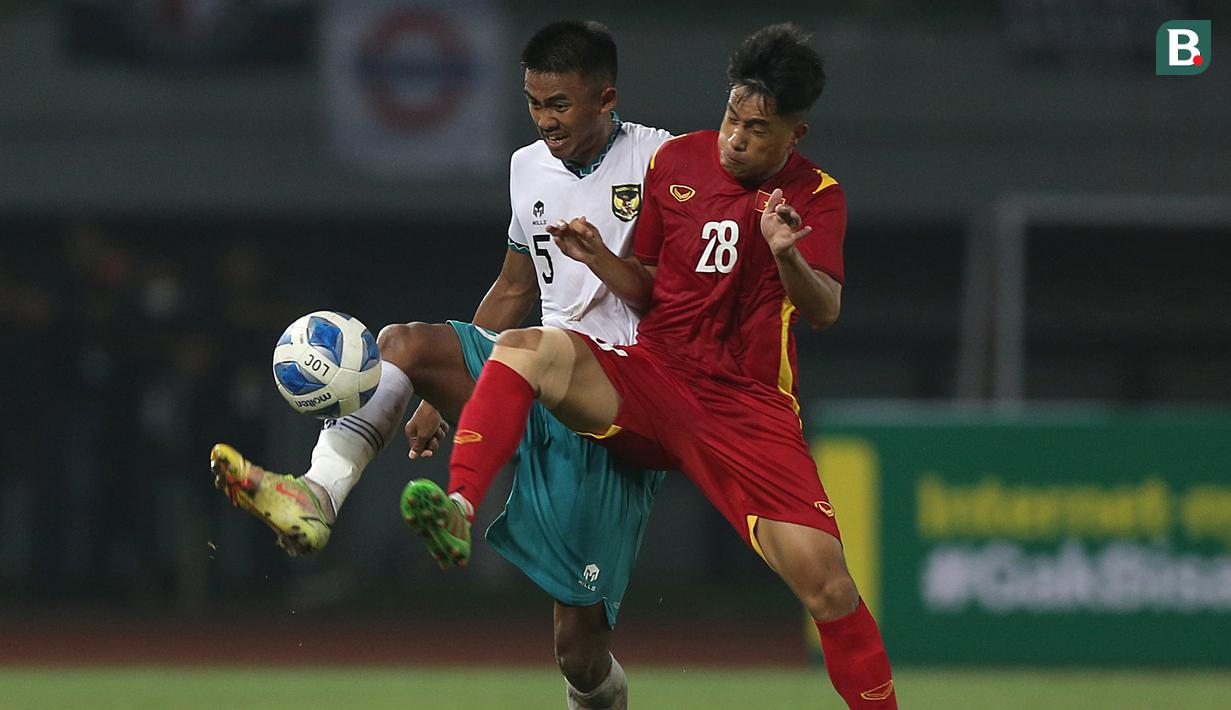 <p>Pemain Timnas Indonesia U-19, Kakang Rudianto(kiri) berebut bola dengan pemain Timnas Vietnam U-19, Nguyen Gian Tan saat laga Grup A Piala AFF U-19 2022 antara Timnas Indonesia U-19 melawan Timnas Vietnam U-19 di Stadion Patriot Candrabhaga, Bekasi, Jawa Barat, Sabtu (02/07/2022). (Bola.com/Ikhwan Yanuar)</p>
