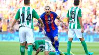 Reaksi bomber Barcelona, Lionel Messi, usai membobol gawang Real Betis, pada pertandingan La Liga 2016-17, di Stadion Camp Nou, Sabtu atau Minggu (21/8/2016) dini hari WIB. (AFP/Pau Barrena). 