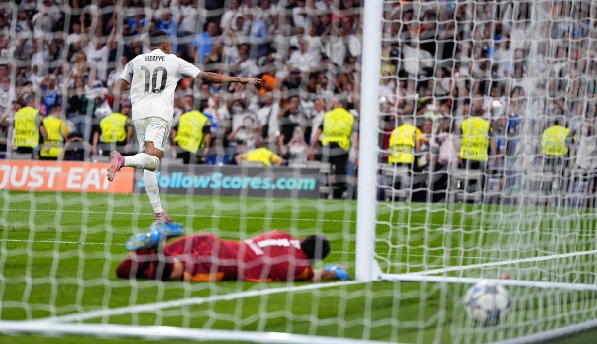 Pemain Real Madrid, Kylian Mbappe, melakukan selebrasi setelah mencetak gol ke gawang Marseille dalam laga matchday 1 League Phase Liga Champions 2025/2026 di Santiago Bernabeu, Rabu (17/9/2025) dini hari WIB. (AP Photo/Manu Fernandez)