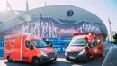 Pengemudi truk makanan berfoto di depan Stadion Parc des Princes di Paris, Prancis, pada 15 April 2020. Paris Saint-Germain Football Club atau PSG menyediakan hingga 1.200 paket makanan gratis dalam sehari bagi para petugas layanan kesehatan di garis depan di tengah pandemi COVID-19. (Xinhua/PSG)