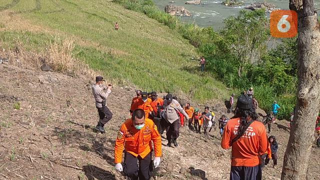 Penemuan korban ketiga longsor Jeneponto (Liputan6.com/Fauzan)