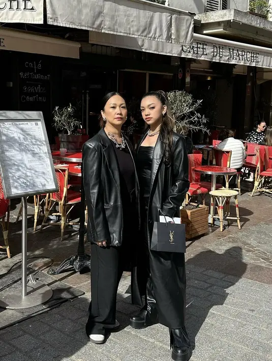 <p>Naura Ayu baru-baru ini menghadiri perhelatan kecantikan ternama di Paris. Tak sendirian, ia didampingi sang ibu, Riafinola atau Nola B3. [@riafinola]</p>