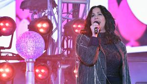 Alanis Morissette saat tampil dalam Dick Clark's New Year's Rockin' Eve With Ryan Seacrest 2020 di New York (31/12/2019). (AFP/Eugene Gologursky)