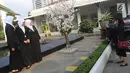 Sejumlah pegawai foto di samping pohon imitasi yang terpasang di halaman Balai Kota DKI Jakarta, Senin (4/6). Sebelumnya, pohon imitasi itu dipasang di trotoar yang ada di Jalan Medan Merdeka Barat, Thamrin hingga Sudirman. (Liputan6.com/Arya Manggala)