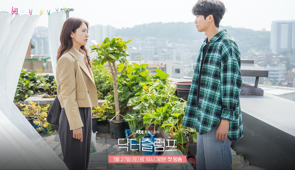 Ketika kedua mantan teman sekelas ini tiba-tiba bertemu satu sama lain saat dewasa, keadaan mereka benar-benar berbeda. Mereka tak dapat menyembunyikan keterkejutan saat bertemu lagi, kecanggungan terasa menyesakkan. (Foto: Instgaram/ jtbcdrama)