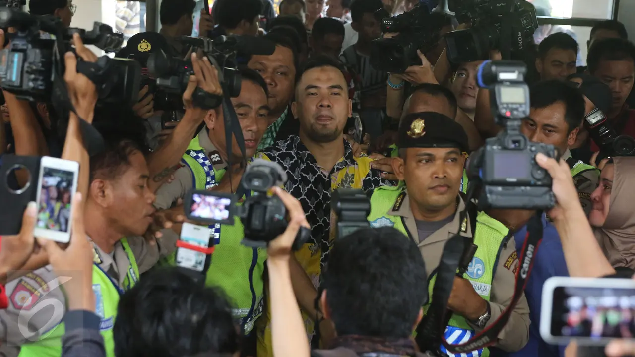20160421-Senyum Sumringah Saipul Jamil Jalani Sidang Perdana