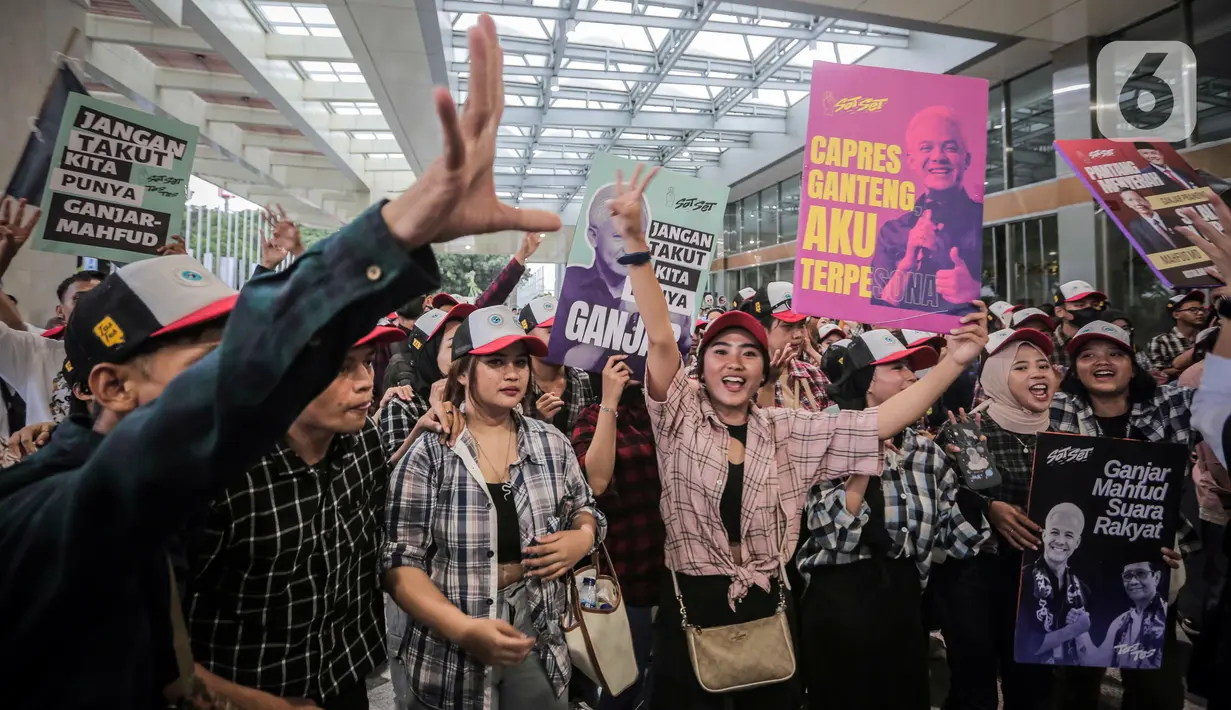 Mereka juga terlihat membawa spanduk bergambar Ganjar dan Mahfud. (Liputan6.com/Angga Yuniar)