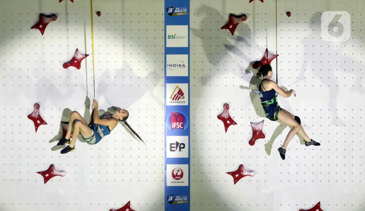 Atlet Panjat Tebing Putri Polandia, Natalia Kalucka (kiri) meluapkan kegembiraan usai menumbangkan Emma Hunt (AS) di Kejuaraan Panjat Tebing Dunia IFSC 2022 di Jakarta, Sabtu (24/9/2022). Natalia Kalucka menempati posisi kedua dengan catatan waktu 7,20 detik usai di babak Final kalah dari pemanjat asal China, Lijuan Deng. (Liputan6.com/Helmi Fithriansyah)