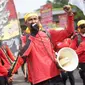 Massa aksi yang tergabung dari elemen mahasiswa, buruh, dan pelajar berorasi dalam aksi unjuk rasa di depan Gedung DPR RI, Jakarta, Senin (30/9/2019). Aksi unjuk rasa tersebut menyikapi penolakan terhadap UU KPK dan sejumlah RUU yang dinilai bermasalah. (Liputan6.com/Immanuel Antonius)