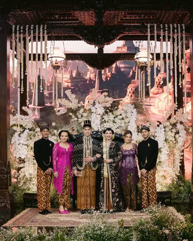 Usai 17 tahun cerai tapi kompak demi anak, 8 potret kebersamaan ortu Alyssa Daguise di hari pernikahan