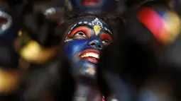 Seorang siswa ikut berpartisipasi jelang perayaan Festival Janmashtami yang menandai ulang tahun kelahiran Dewa Krishna di Mumbai, India (23/08). Dewa Krishna anak kedelapan dari putri Devaki dan suaminya, Vasudev, Raja Yadus. (REUTERS/Danish)