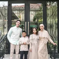 Verrell Bramasta unggah foto bersama Putri Zulkifli Hasan di Hari Lebaran, kebersamaan keduanya menjadi sorotan. Foto: Instagram/bramastavrl.