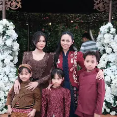 Tampil menawan berbalut kebaya, begini kebaya ala  Rachel Vennya, Fuji, Hingga Erika Carlina.