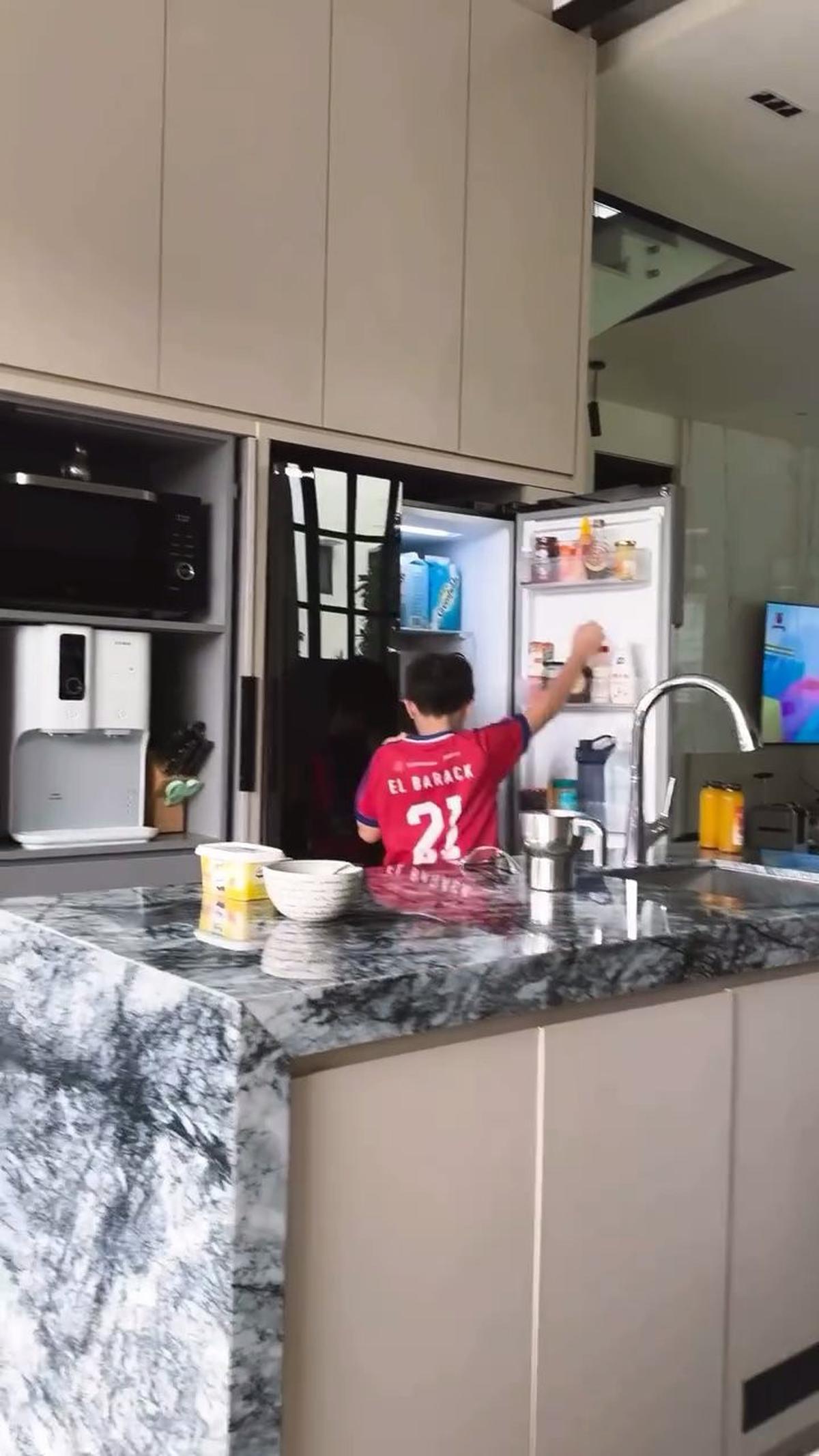 7 Potret Dapur Rumah Jessica Iskandar yang Bergaya Modern dengan Konsep Open Space, Dilengkapi Jendela Lebar