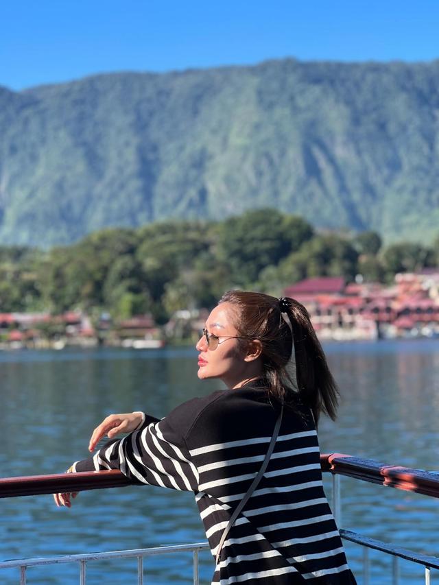 7 Potret Seru Siti Badriah dan Krisjiana Baharudin Liburan ke Samosir