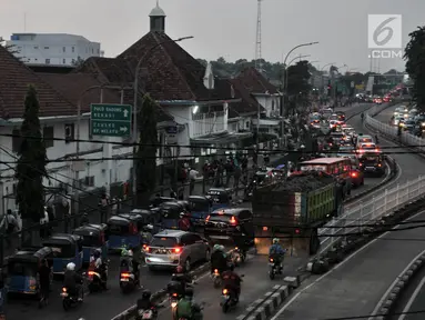 Kemacetan arus lalu lintas di depan Stasiun Jatinegara, Jakarta, Rabu (12/12). Kemacetan yang kerap kali terjadi, terutama pada jam sibuk akibat banyaknya angkutan umum, bajaj, hingga ojek yang memangkal di kawasan tersebut. (Merdeka.com/Iqbal S. Nugroho)