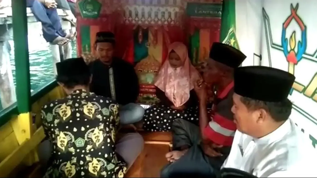 Pernikahan 2 Anak Suku Laut di Perahu Lantera, Kabupaten Lingga. (Foto: Kemenag)