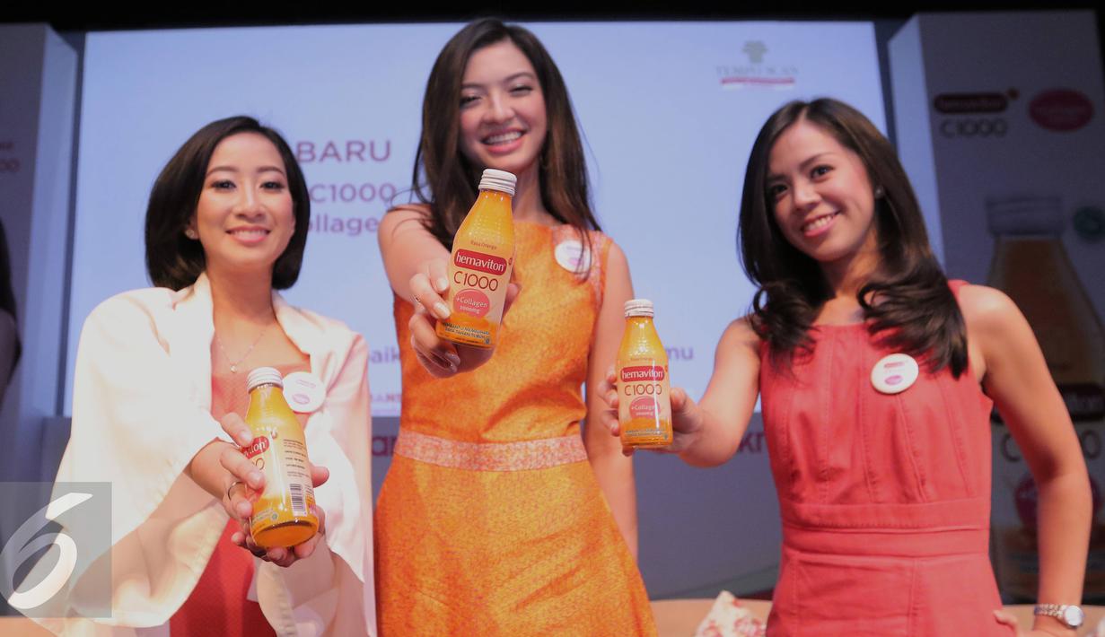 Ki-ka: Dr. Ariana Suryadewi M.Biomed,  Raline Shah  dan Audrey Yolanda Gandadjaja saat konferensi pers prodak terbaru Hemaviton C 1000 + Collagen, Jakarta, Kamis (7/4). (Liputan6.com/Angga Yuniar)