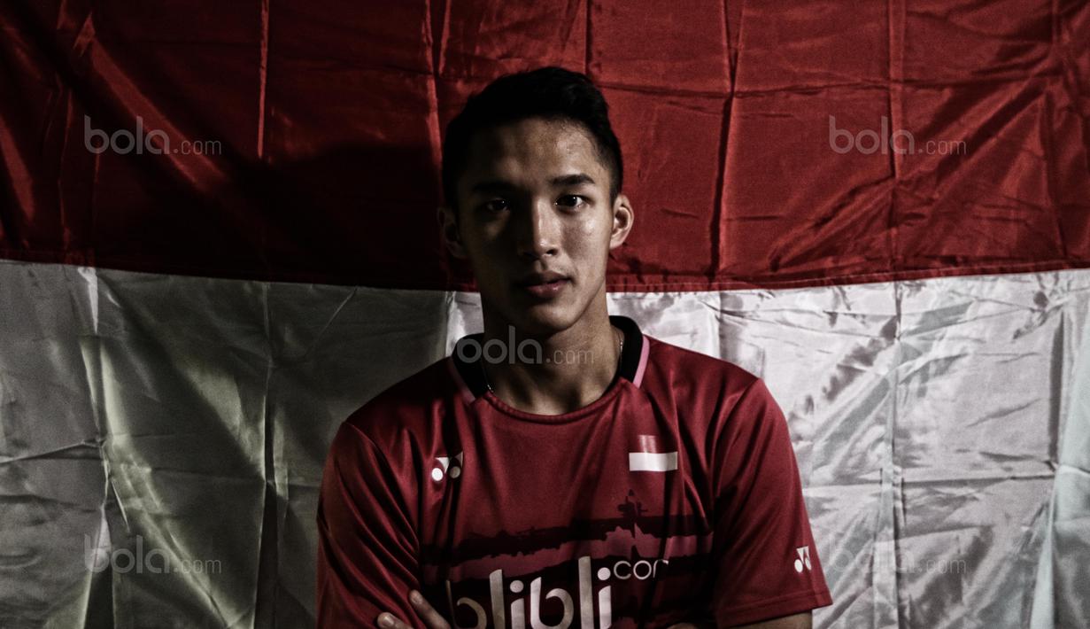 Atlet Bulutangkis Indonesia, Jonatan Christie salah satu andalan Indonesia pada SEA Games 2017 usai berlatih di Cipayung, Jakarta Timur, Senin (14/8/2017). Jonatan turun pada nomor tunggal putra. (Bola.com/Nicklas Hanoatubun)