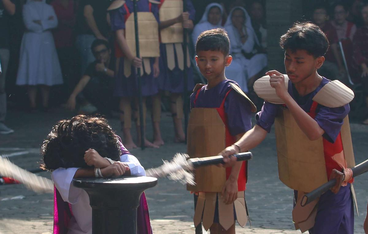 Anak-anak tampilkan drama penyaliban Yesus Kristus saat peringati Jumat Agung