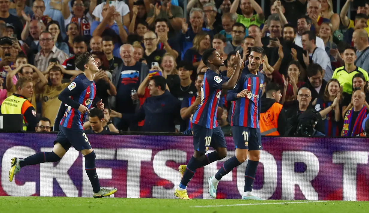 <p>Penyerang Barcelona, Ansu Fati (tengah) berselebrasi dengan rekan setimnya usai mencetak gol ke gawang Villareal pada pertandingan lanjutan La Liga Spanyol di stadion Camp Nou di Barcelona, Spanyol, Jumat (21/10/2022). Barcelona menang atas Villareal 3-0. (AP Photo/Joan Monfort)</p>