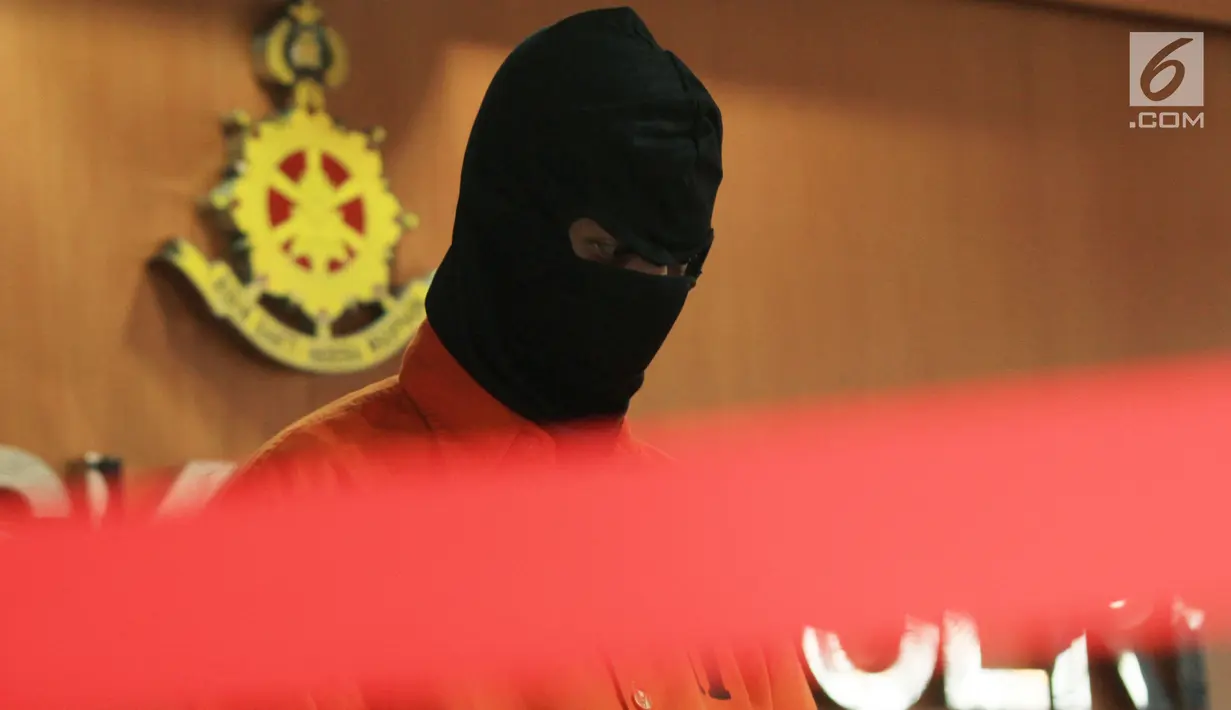 Pelaku deface website Bawaslu diperlihatkan saat rilis di Direktorat Tindak Pidana Siber Bareskrim Polri, Jakarta, Jumat (6/7). Pelaku DS meretas situs Bawaslu dengan menggunakan nama samaran Mister Cakil di dunia maya. (Liputan6.com/Johan Tallo)