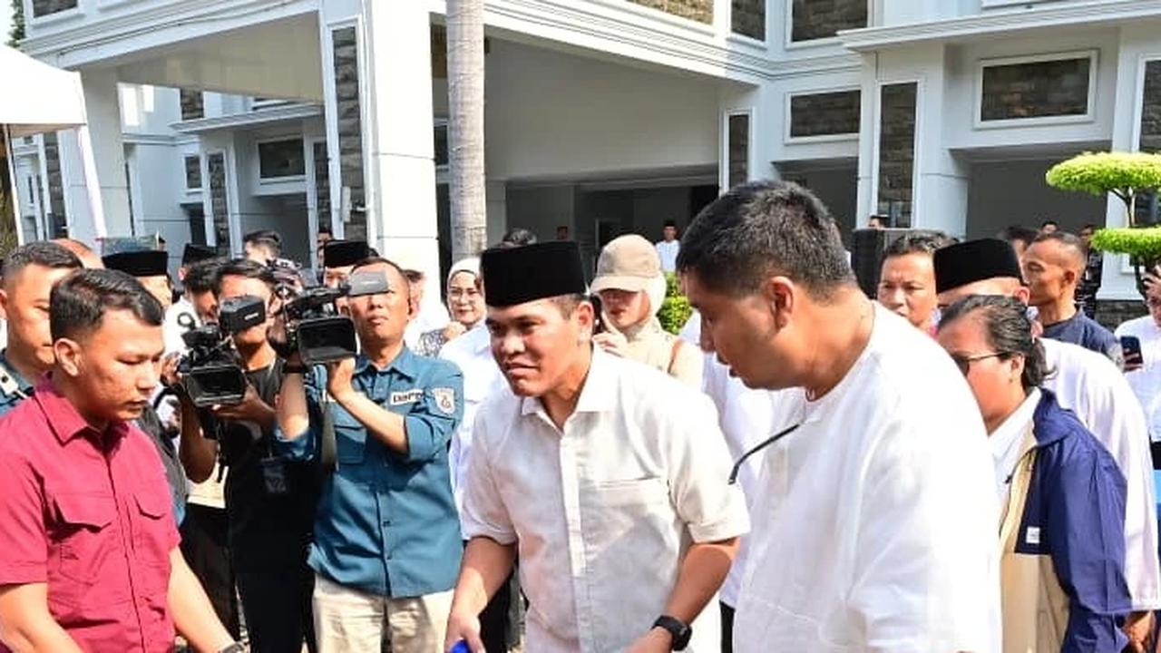 FOTO: TNI AL Salurkan Bantuan Sembako untuk Warga Menteng Tenggulun